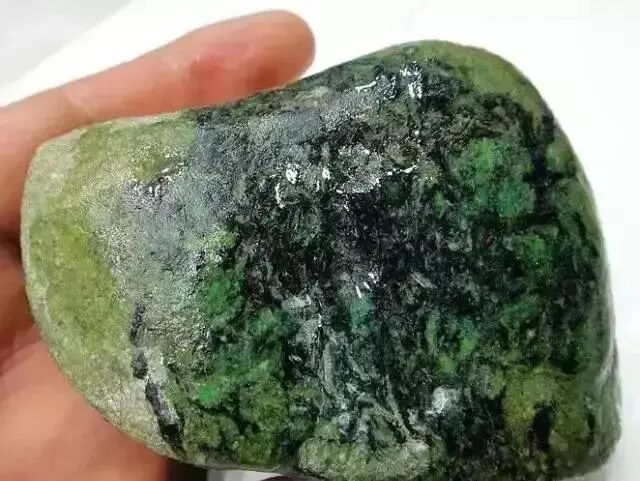 “不识场口，不玩赌石”，皮壳出现这种颜色的物状时，最好远离！