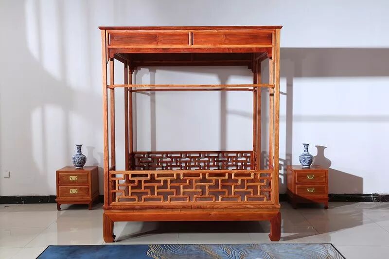 卧室要用架子床，客厅选用罗汉床。