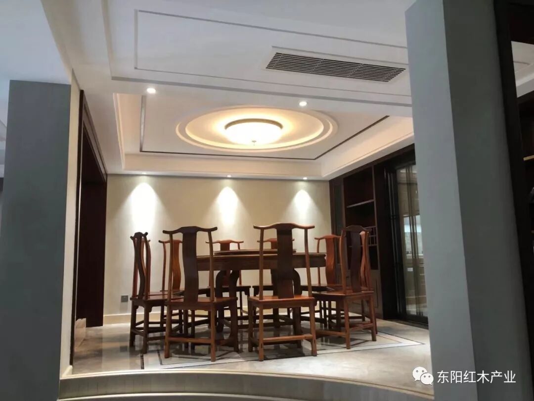 红木餐桌不能少的家具。长的方的圆的看你怎么选？