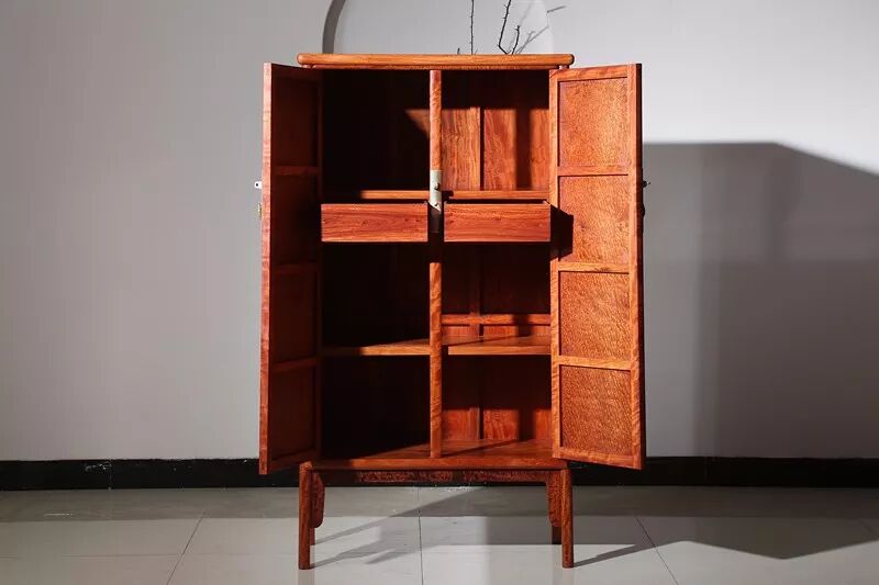 红木家具的：三分材料，七分工