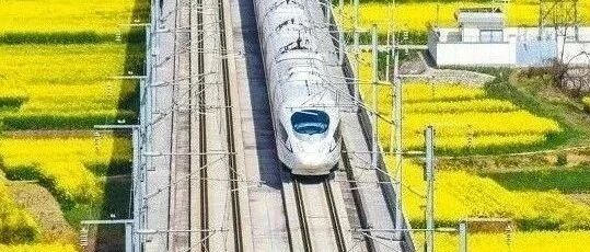 中国第一辆美食高铁火了！车程3h，中午吃泡馍晚上吃火锅，沿途美哭！