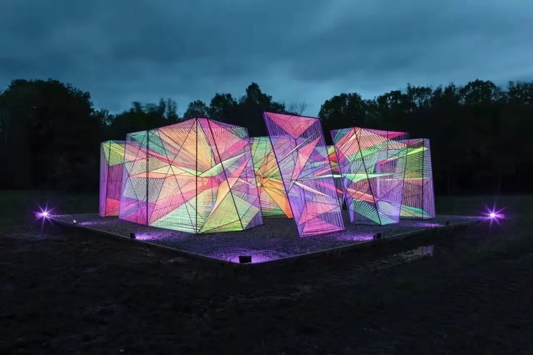 sousa 利用万花筒风格的结构,玩转灯光,色彩和空间,创作出了趣味装置