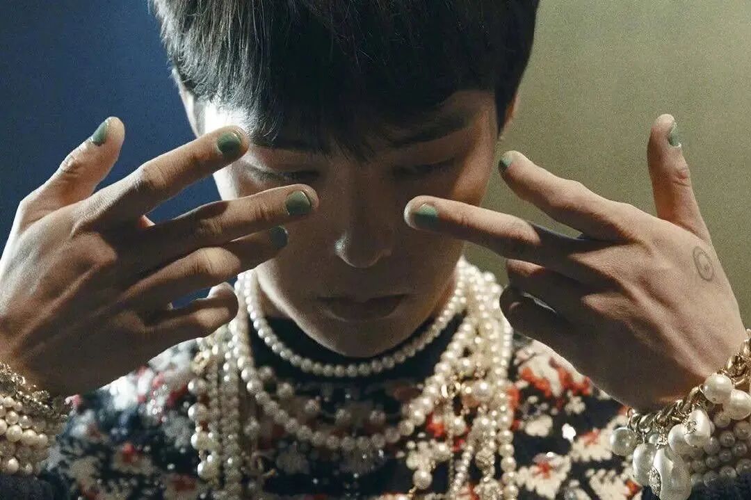 权志龙的金属色系指甲不管是男性还是女性,美甲都逐渐成为表达自我的