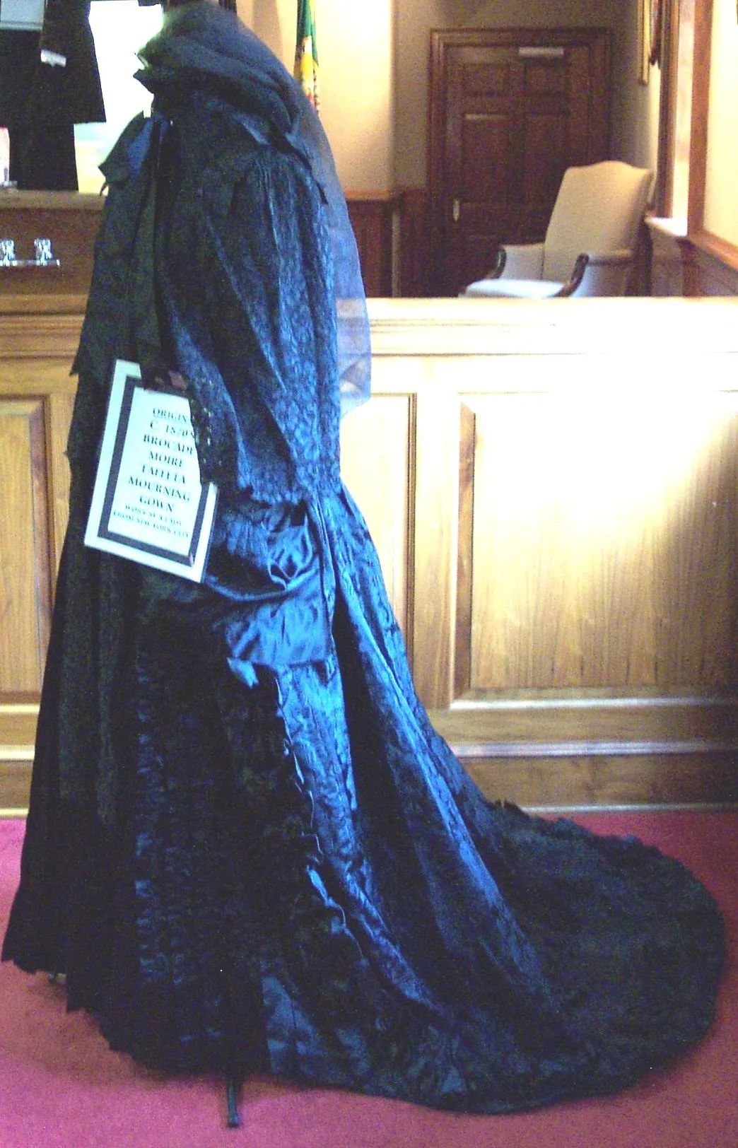 百年西方丧服文化黑色系的优雅时尚