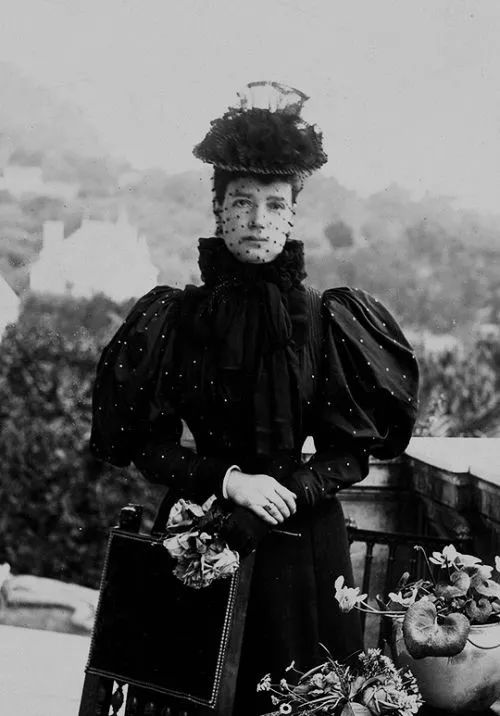 百年西方丧服文化黑色系的优雅时尚