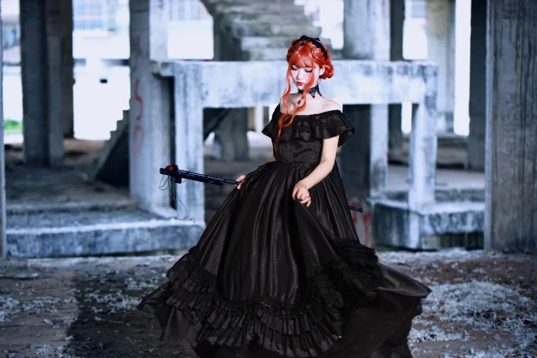 百年西方丧服文化黑色系的优雅时尚