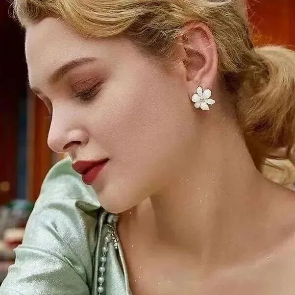 秒变小脸美女，试试夸张大耳饰吧