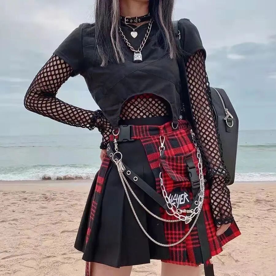 或者这种哥特暗黑风,朋克摇滚的穿搭.