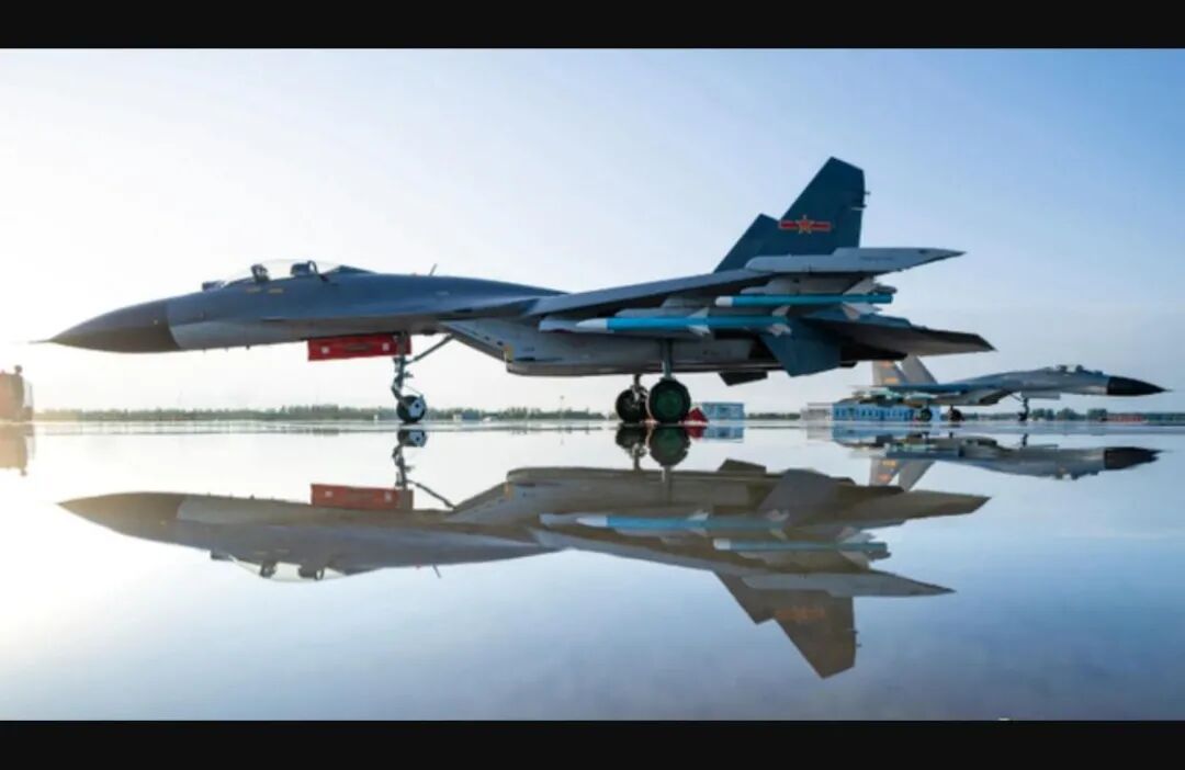 歼11b改进型面世雷达罩由黑变白中距空战能力将超过苏35