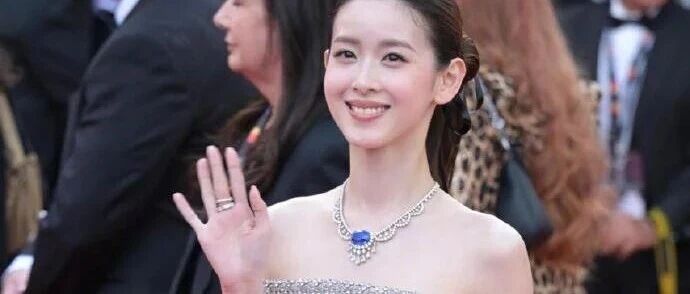 状态差太多,暮光女对比李冰冰,谁更显年轻?