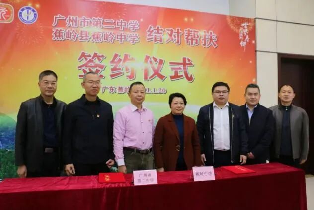 局长的陪同下抵达蕉岭中学,听取了汤国柱校长关于学校基本情况的介绍