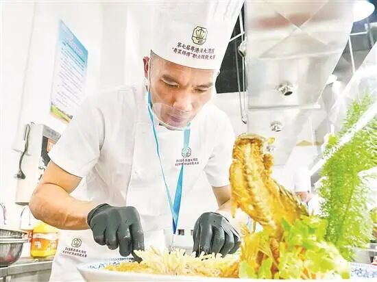 盘中鱼作势欲飞“鹰嘴桃”真假难辨 袁文康摄