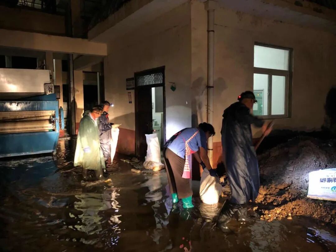 众志成城 抗洪抢险-记丹凤公司抗洪抢险保；こ