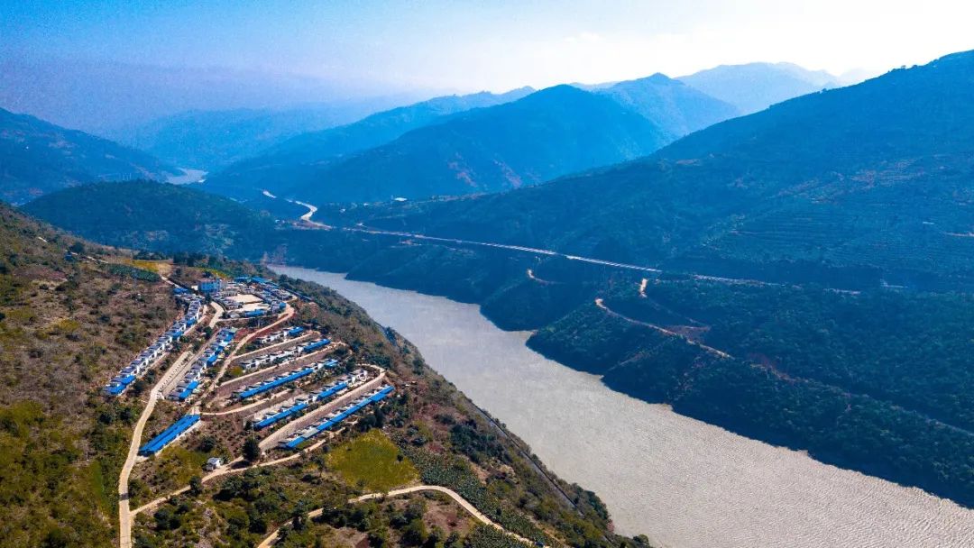 这是卡房镇扯土白村舍俄迷易地搬迁安置点光伏发电项目村民分红大会上