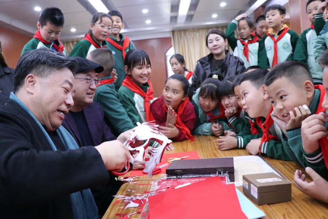 草原大写意剪纸传承与成果展示活动成功举办 第4张