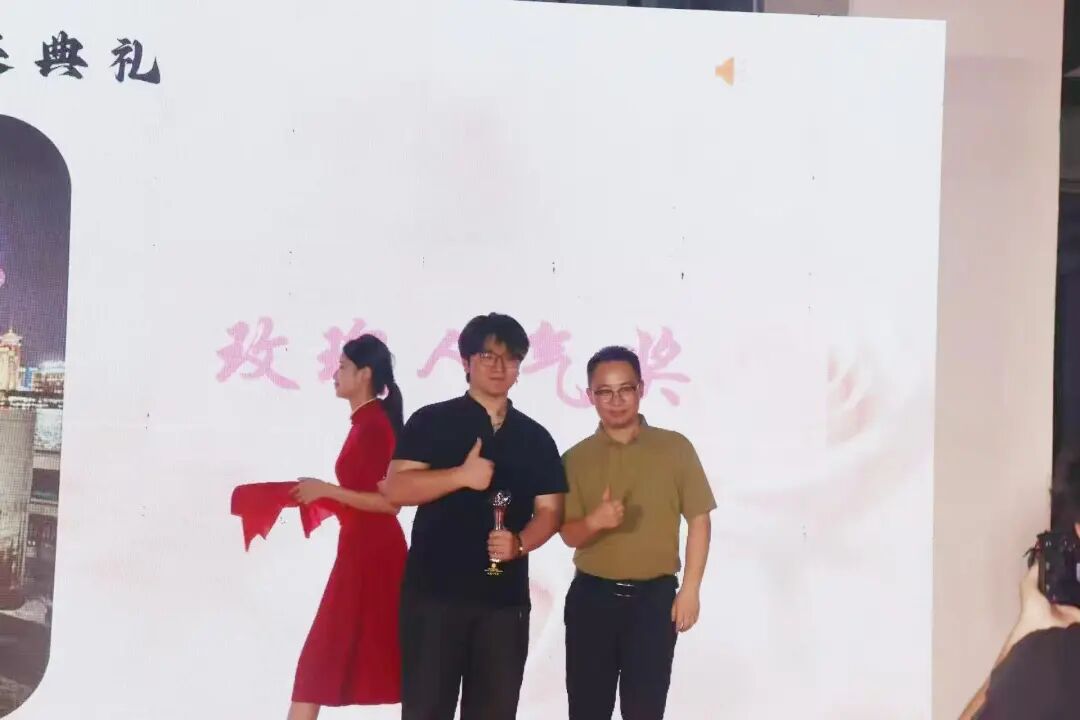 f921c252052de6ac57f21830b7112c75.jpg