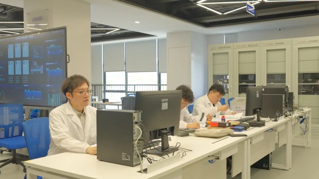 3、万浩光在实验室.jpeg