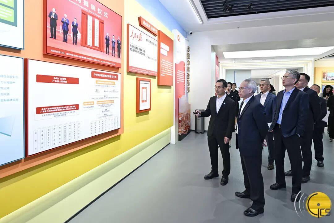 ▲岑浩辉考察天沐琴台展示厅