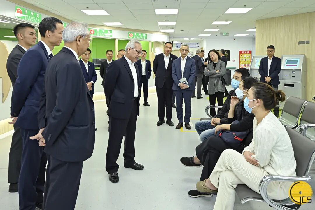 ▲岑浩辉考察“澳门新街坊”卫生站