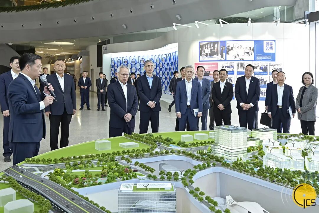 ▲岑浩辉在粤澳合作中医药科技产业园考察中医药科技创意博物馆展示中心