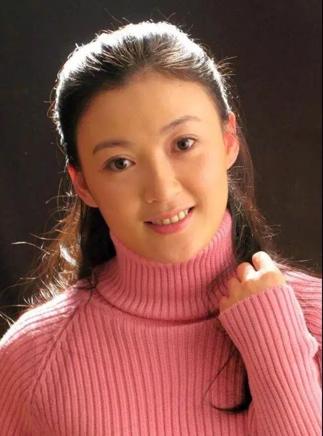 导演并主演的三十集电视剧《文房四宝》播出,池华琼在剧中饰演"文芝"