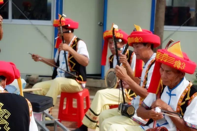 黎族八音乐器主要有独木鼓,叮咚木,口弓,哩咧,哔哒,口拜,鼻箫,灼吧等