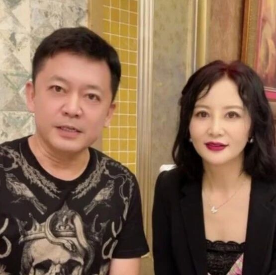 演员何政军:大学错过巩俐,后娶普通妻子生一女,结婚31年零绯闻