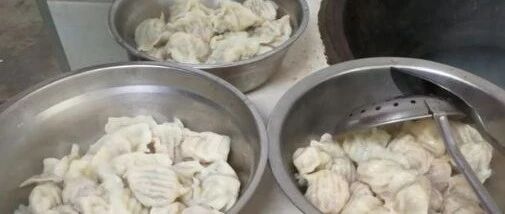 请朋友来吃饭，媳妇只花100买了8斤海鲜，出锅后大家直接吃嗨了！