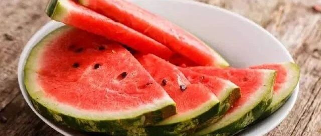 外国厨师“有巧思”，把西瓜做成牛排，网友：仿真度给9分！