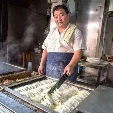 大爷街头卖“稀罕小吃”，食客：出锅就抢光了！
