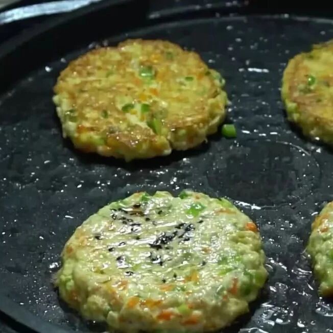 把一大块豆腐扔进蛋液里，勺子一压，筷子两搅，一顿5个不够吃