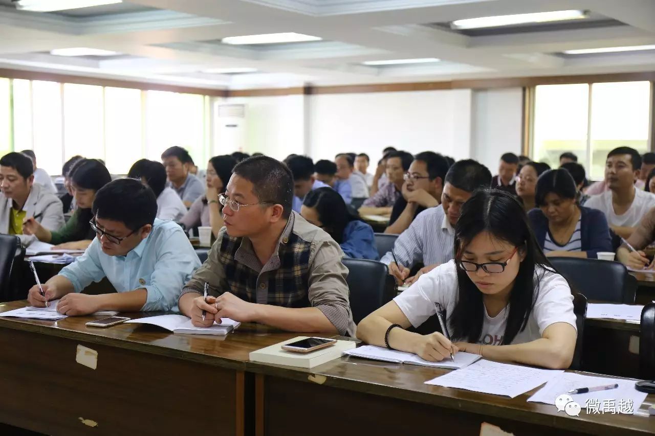 次日,鎮黨委書記姜慶華召集新一屆村