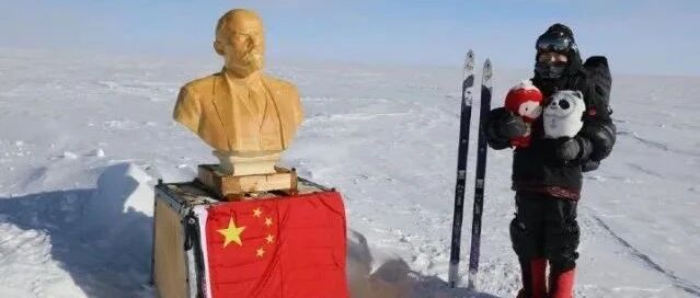 地球最难抵达点！中国姑娘带冰墩墩、雪容融探险，南极与列宁合影