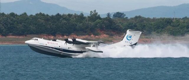 蛟龙变鲲龙！国产水上飞机海上首飞成功，军用型研制也需加快步伐