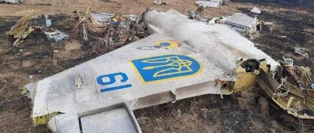 乌克兰空军还在战斗！强击机炸毁俄军舟桥车，2架当场被导弹击落