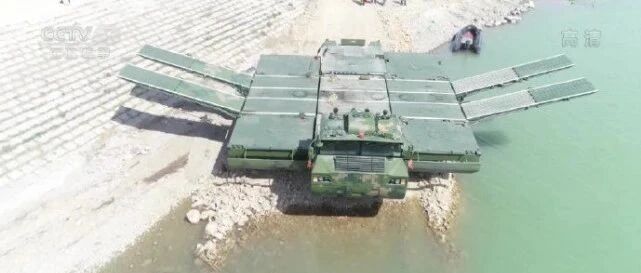 【长文】我军新型自行门桥入列，变车变船变桥都OK！