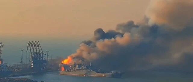 重磅！乌克兰击沉俄大型登陆舰，弹药殉爆太吓人，相邻2舰赶紧逃