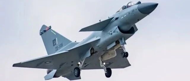 首批6架歼10CE，交付巴基斯坦！飞行员举起大拇指：太帅了!