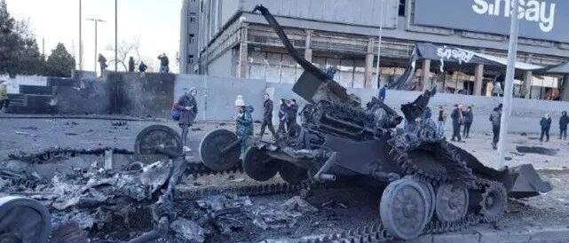 什么武器威力这么大？乌克兰战车躲商场旁，被打成零件，彻底报废