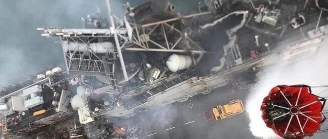 舰船火灾为何难扑灭？美舰已没救，舰岛烧穿桅杆熔塌，成烈火废舰