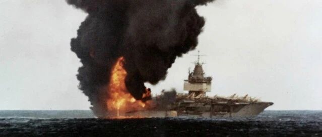 美日3艘航母秀肌肉！隐身机一头撞来，7人受伤，感情是神风攻击