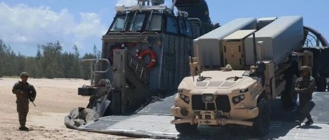 小心！美军岸舰导弹发射车首秀，无人驾驶机动部署，已击沉护卫舰