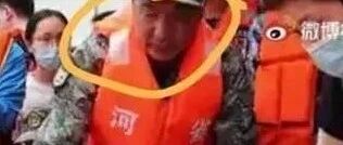 感动！河南水灾视频，一位年长战士被网友认出，竟是共和国上将
