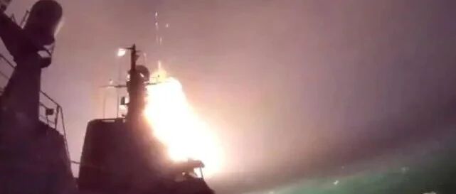 俄军巡航导弹命中乌克兰基地！西方佣兵死伤180人，打不过快逃