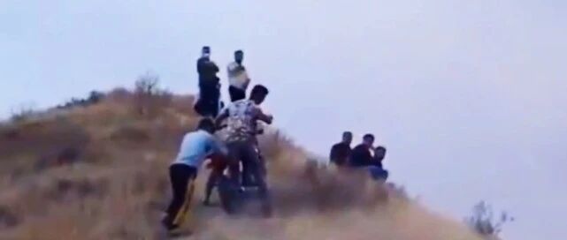 看热闹不嫌事大！伊朗民众山头看打仗