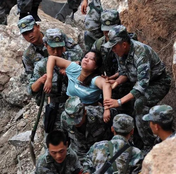 美国警察对黑人军官施暴,星条旗被按在地上摩擦!高晓松惨被打脸-微信头条网 美国警察对黑人军官施暴,星条旗被按在地上摩擦!高晓松惨被打脸