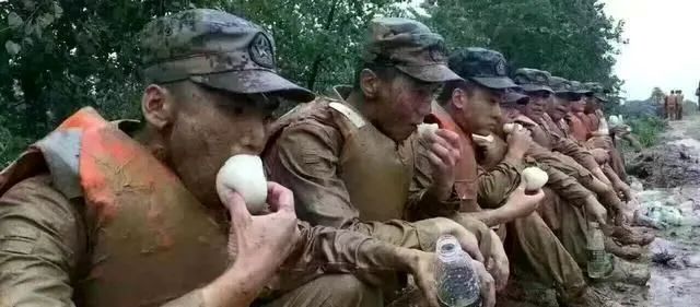 美国警察对黑人军官施暴,星条旗被按在地上摩擦!高晓松惨被打脸-微信头条网 美国警察对黑人军官施暴,星条旗被按在地上摩擦!高晓松惨被打脸
