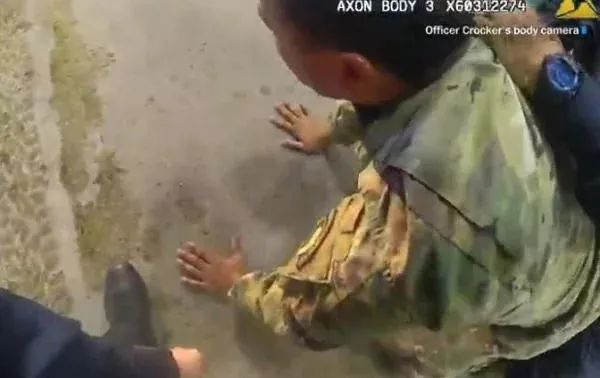 美国警察对黑人军官施暴,星条旗被按在地上摩擦!高晓松惨被打脸-微信头条网 美国警察对黑人军官施暴,星条旗被按在地上摩擦!高晓松惨被打脸