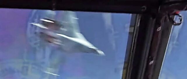 惊险！苏27加力全开从B-52H机头掠过，距离不到30米