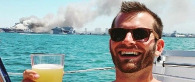 美舰燃烧不止，开始侧倾，民众举杯大笑！